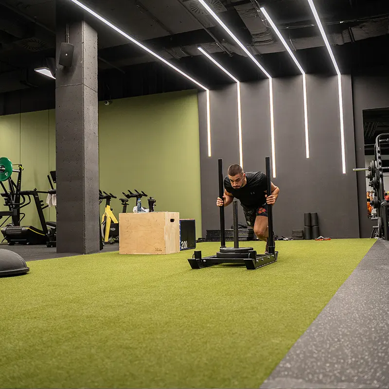 Teretana sa visokim plafonima